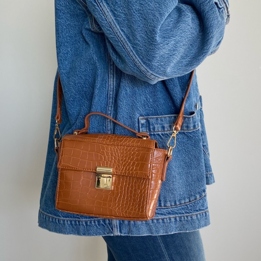 Brown Faux Leather Crossbody Bag with Structured Shape and Gold Clasp